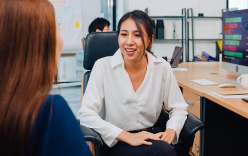 atinatin-asia-businesspeople-chatting-intern-discussing-job-interview-colleagues-having-conversation-communication-meeting-brainstorming-ideas-about-project-working-plan-success-strategy-office_7861-2450