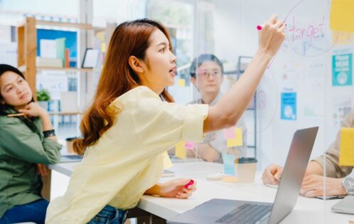 atinatin-asia-businesspeople-discussing-business-brainstorm-meeting-2566